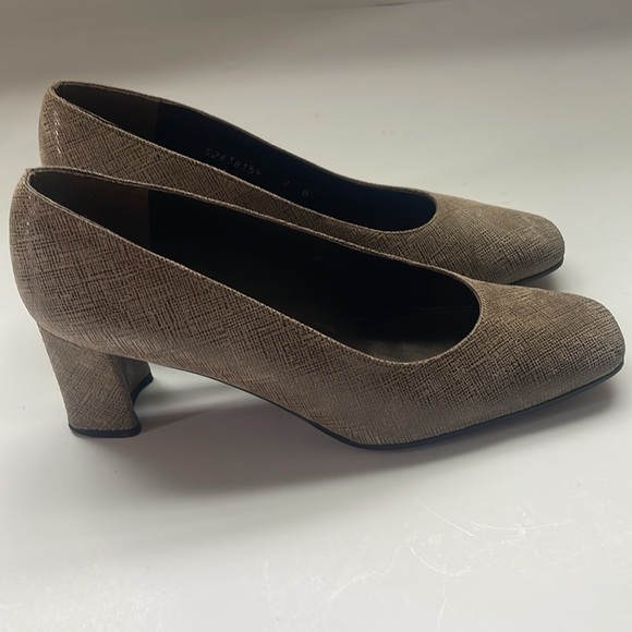 Stuart Weitzman Vintage Embossed Pumps - Picture 7 of 11